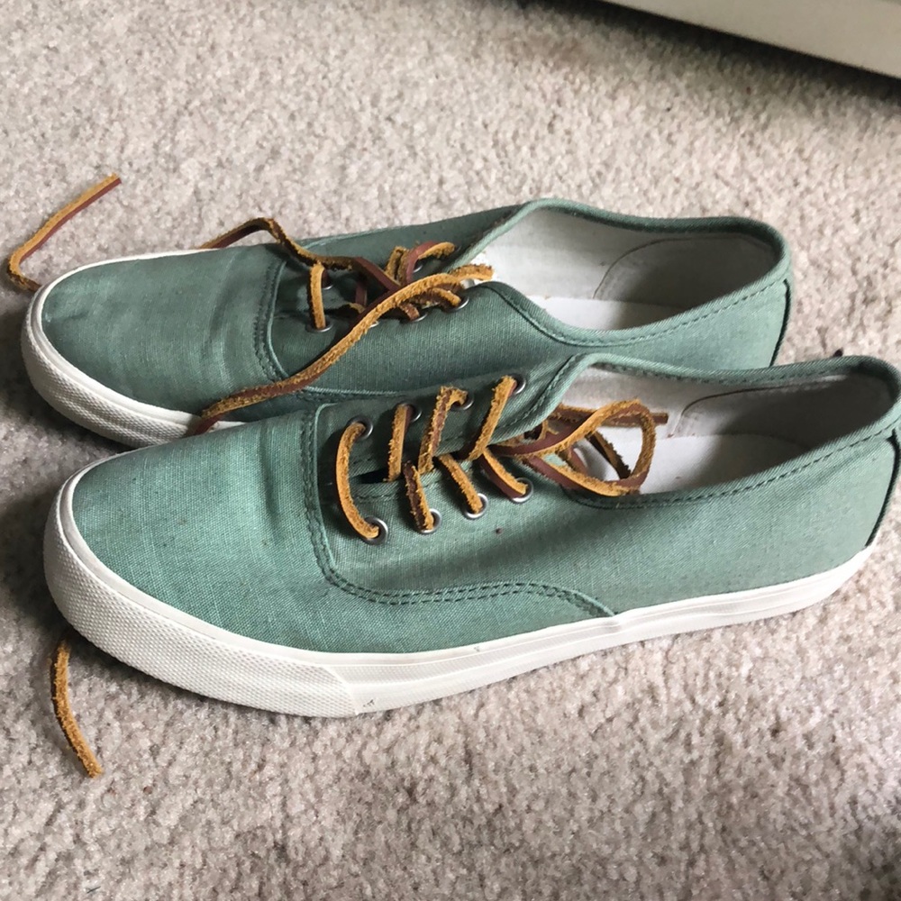 American Eagle low top sneakers